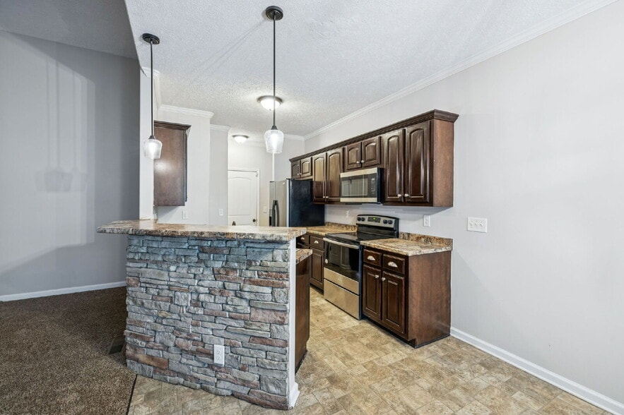 Building Photo - 634 Hidden Valley Dr