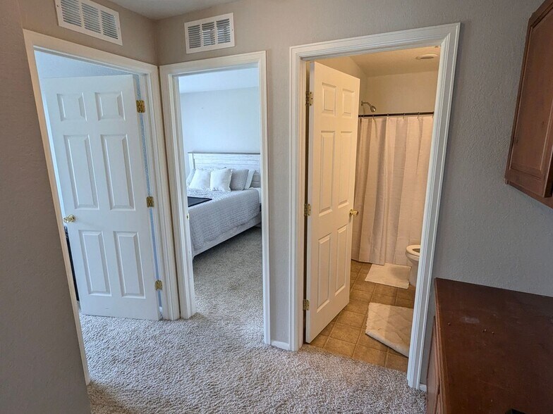 Building Photo - 3825 Kenwood Cir