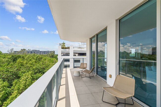 Building Photo - 17111 Biscayne Blvd