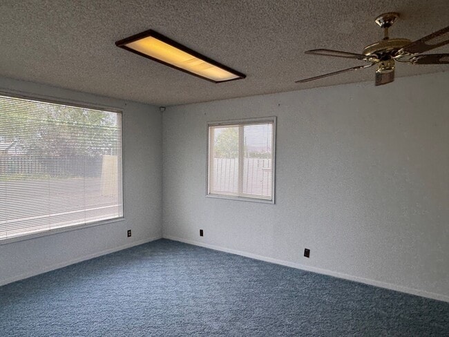 Building Photo - Large 3 br 1 ba charming home