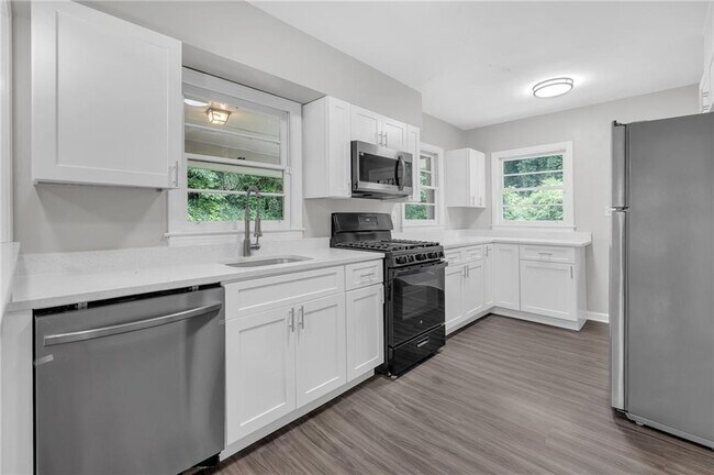 Building Photo - 1641 Rockcliff Pl SE
