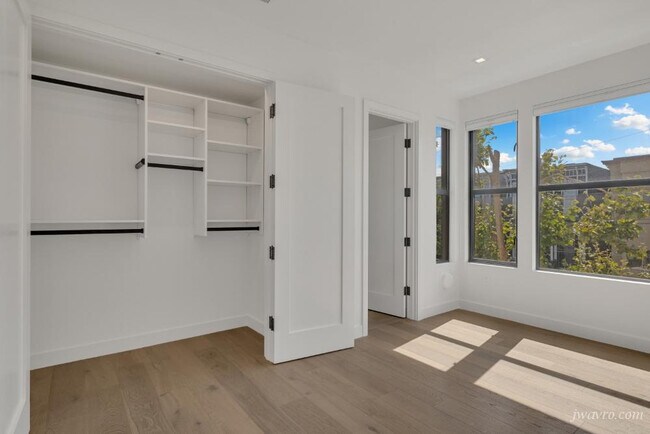 Building Photo - 1101 S Van Ness Ave