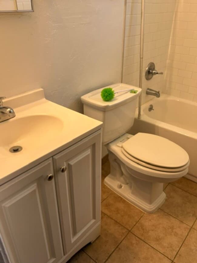 Building Photo - Available 3bd 1 bath