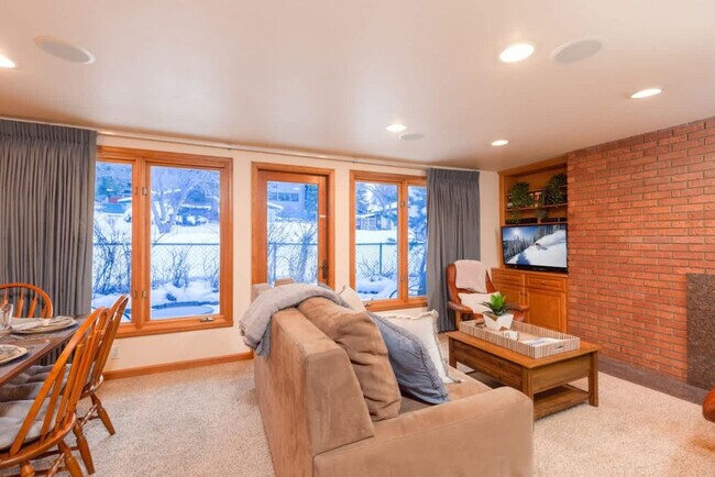 Primary Photo - 611 S Monarch St