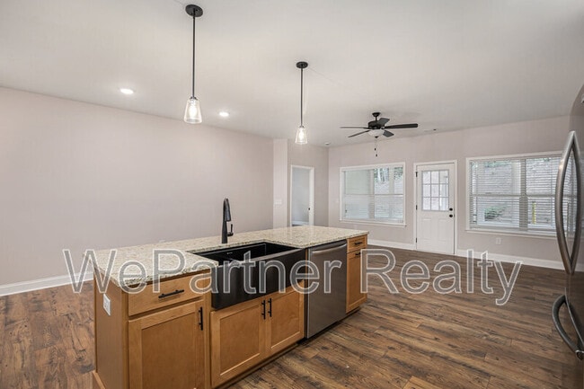 Building Photo - 138 Crest