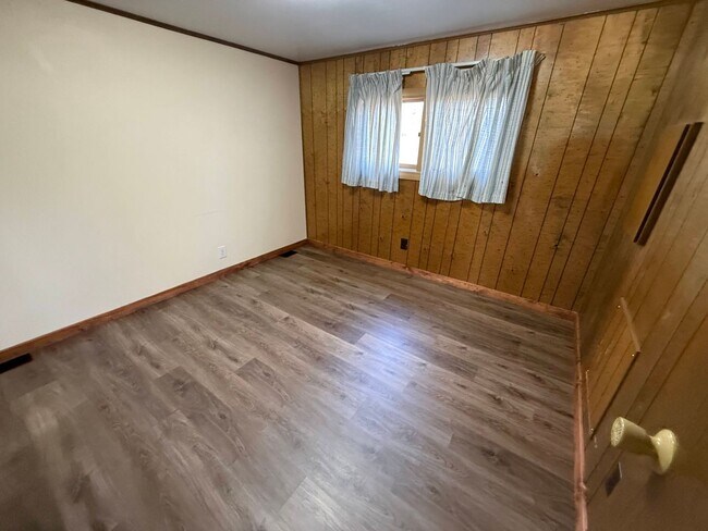 Building Photo - 4 Bed 2 Bath Home with 2 Car Garage, Large Private Fenced Yard. Lander, WY