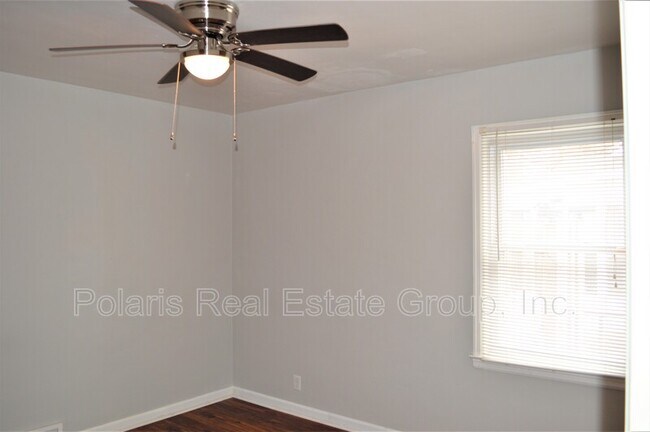 Building Photo - 6057 Rosslyn Ave