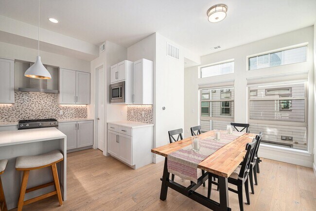 Building Photo - Spacious 3-Bedroom Townhome in the Heart o...