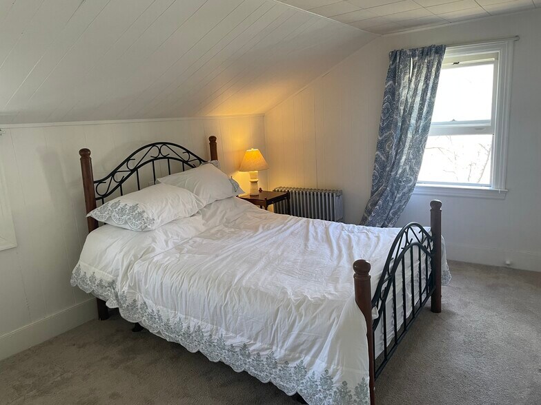 Queen bedroom - 123 Huguenot St