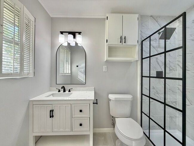 Building Photo - Charming 3-Bedroom Home! Tour Today!