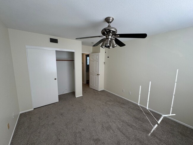 Building Photo - 4 bed 3 full bath house with 3 car garage in Corona for lease