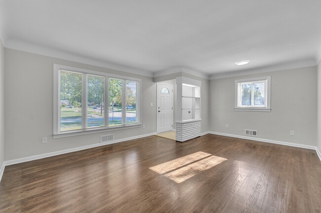 Building Photo - 31611 Lonnie Blvd