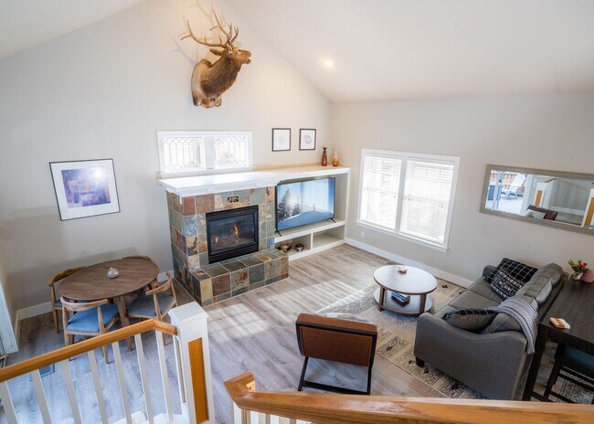 Building Photo - Amazing Updated Braeburn Townhome close to all Bend has to offer!