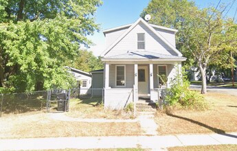 Building Photo - 3 Bedroom / 2 Bath Single Family Home