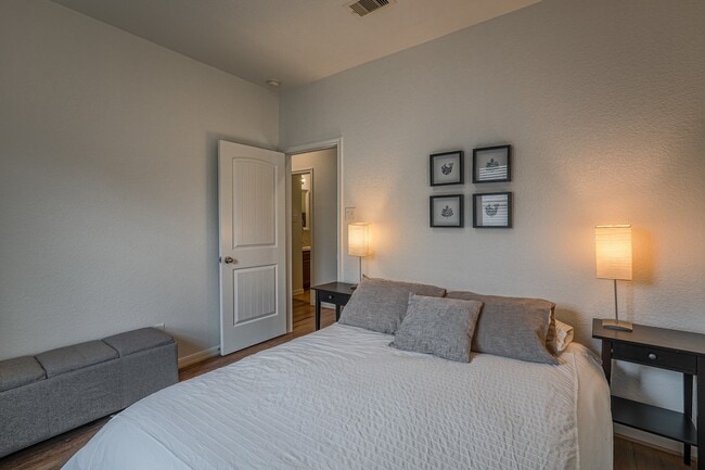 Building Photo - 174 Black Swan Pl