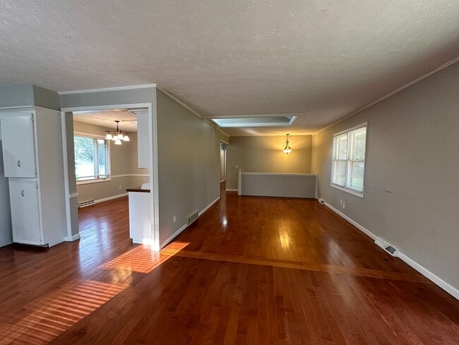 Building Photo - Single Family Home in Alto!