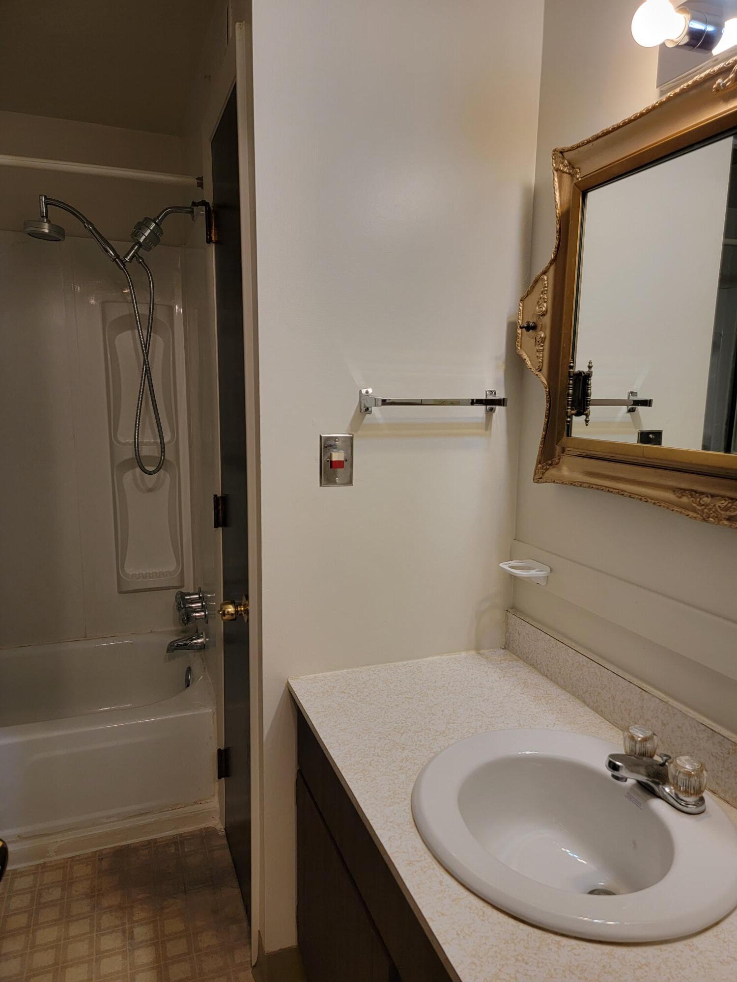 Building Photo - 680 Broad St