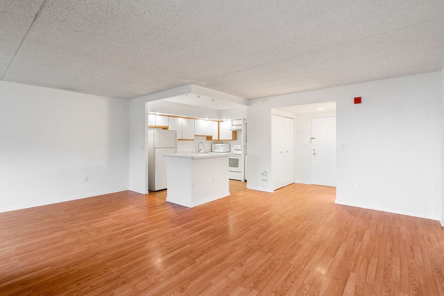 Building Photo - 200 Lombard St