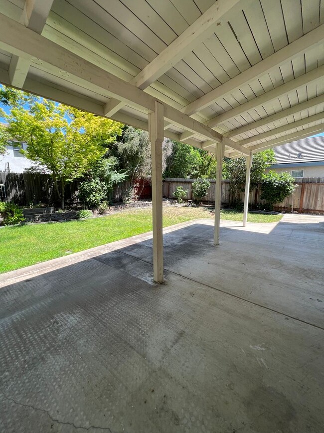 Building Photo - Spacious 4 bedroom 2.5 Bathroom Gold River...