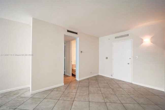 Building Photo - 1 br, 1.5 bath Condo - 5055 Collins Ave Ap...