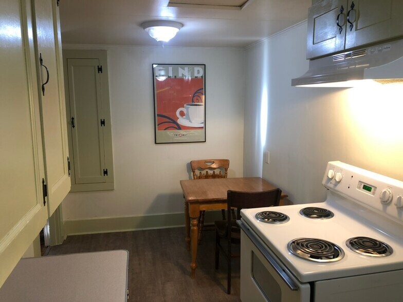 Dining area seats 1 - 4 people - 412 John Adams St