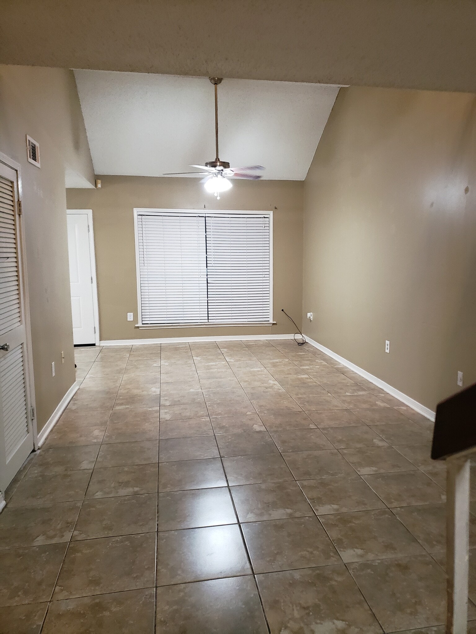 Living room - 1218 Sharlo Ave