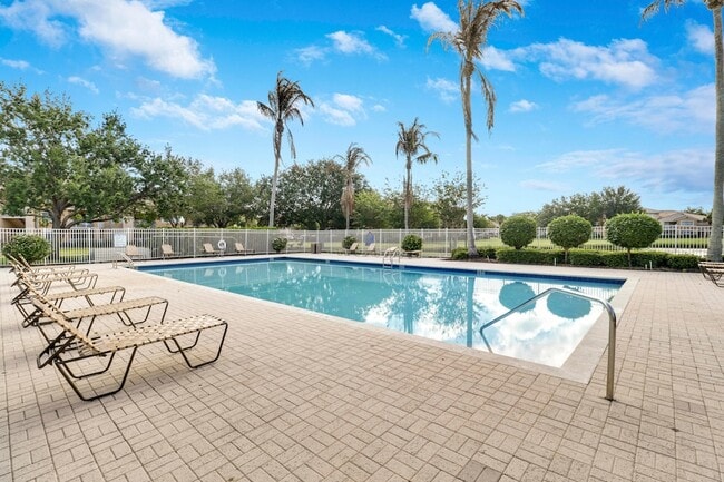 Building Photo - 141 SW Palm Dr