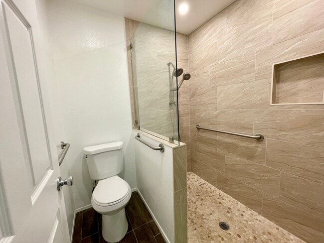 Building Photo - Beautiful 2 Bedroom, 2 Bath Single Story Home