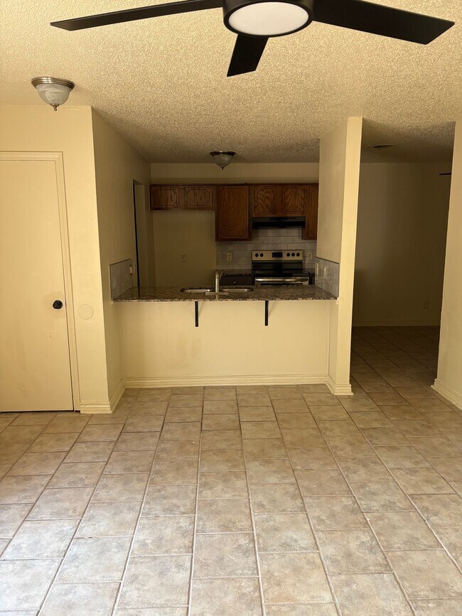 Building Photo - 1020 N Turtle Creek Dr