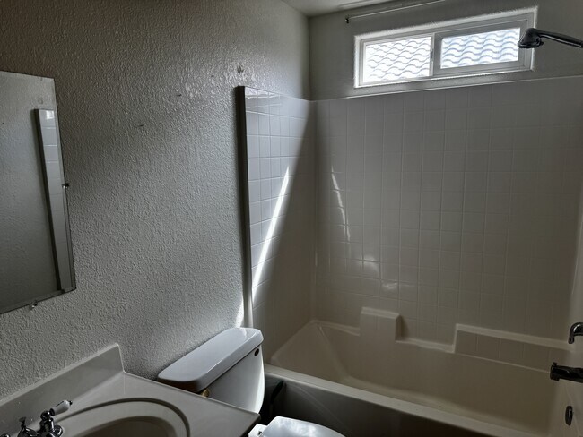 Building Photo - 16324 Victoria Dr