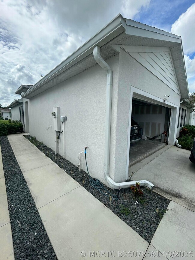 Building Photo - 825 Persimmon Pl