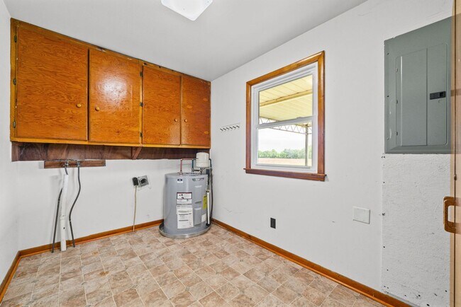 Building Photo - Pet Friendly Two Bedroom!