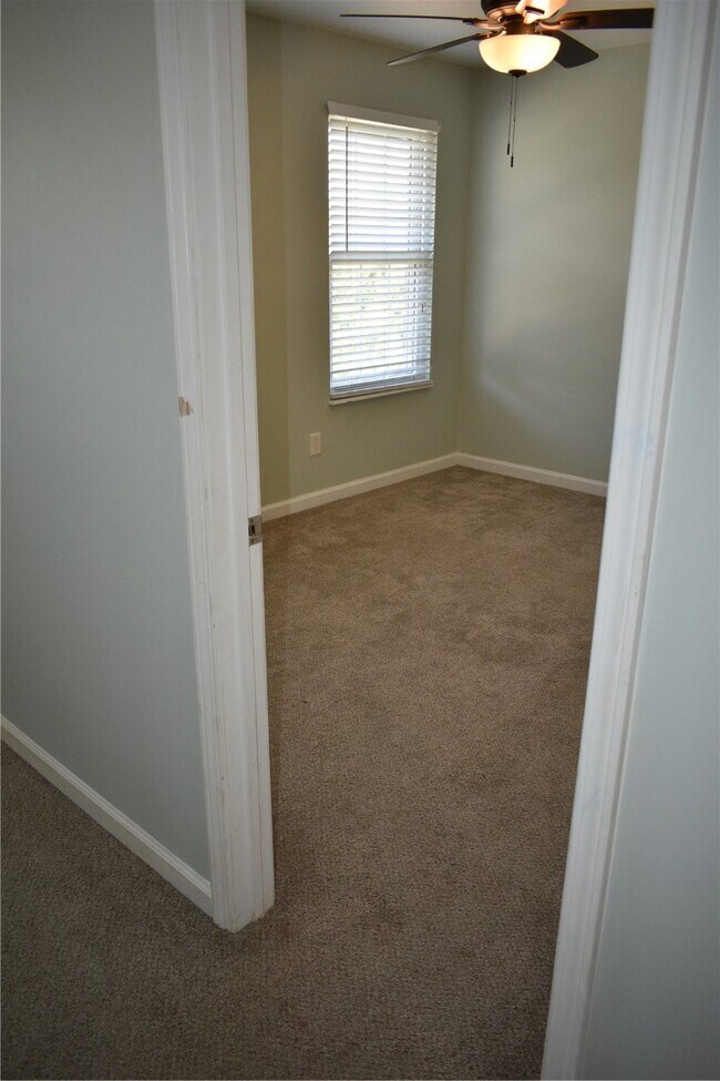 Building Photo - 16407 Westglen Farms Dr