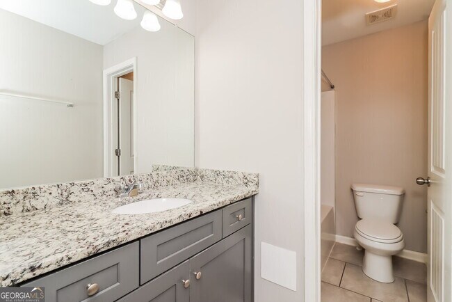 Building Photo - 412 Fieldcrest Dr