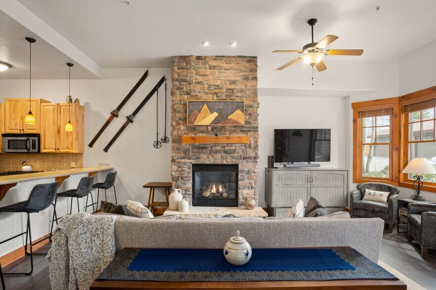 Building Photo - 465 Anglers Dr