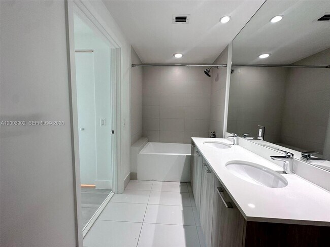 Building Photo - 501 NE 31st St