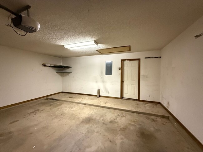 Building Photo - Beautiful 4 Bedroom Home Located in the Zi...