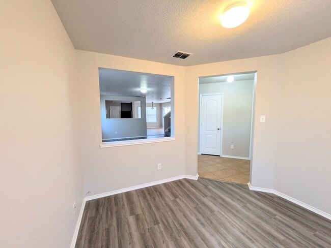 Building Photo - Very Nice 4 Bedroom Home In Convenient Northwest Location!