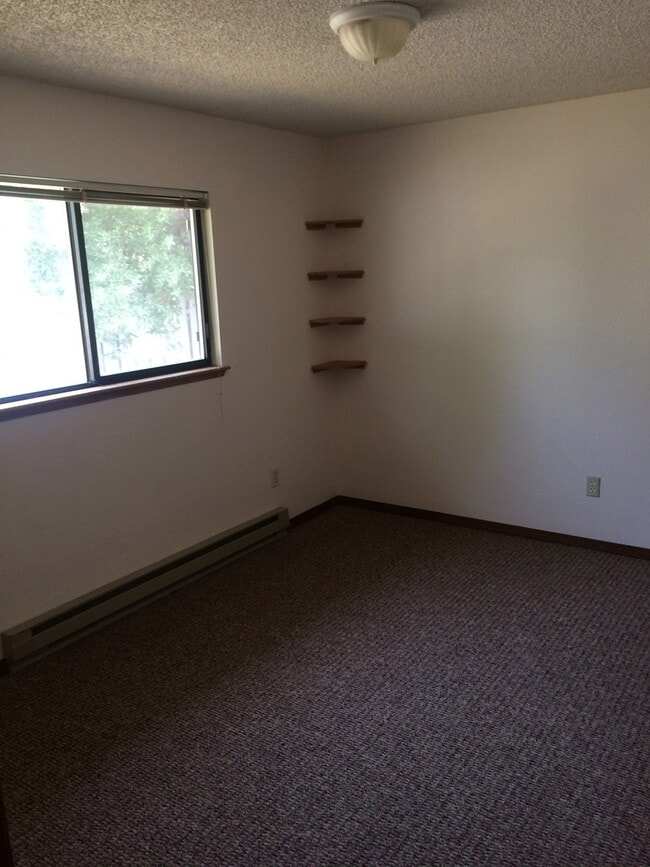 Building Photo - 4 Bedroom Home Under Radio Hill