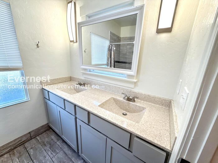 Building Photo - 934 E 7th St