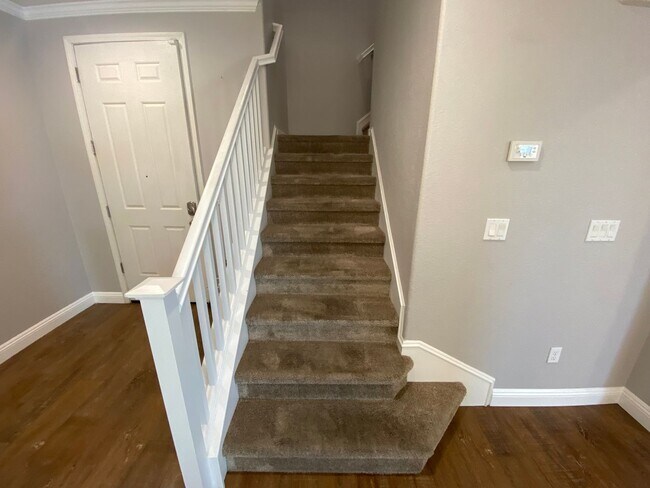 Building Photo - 709 Embassy Cir