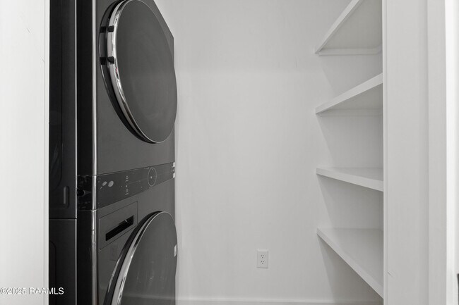 Building Photo - 208 Steiner Oaks