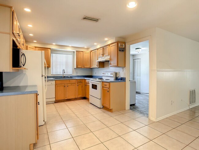 Building Photo - 4 Bedroom POOL Home in Largo