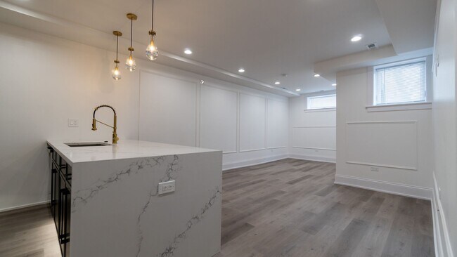 Building Photo - Contemporary 2-Bed, 2-Bath Garden Apartment in Uptown – Move-In Ready!