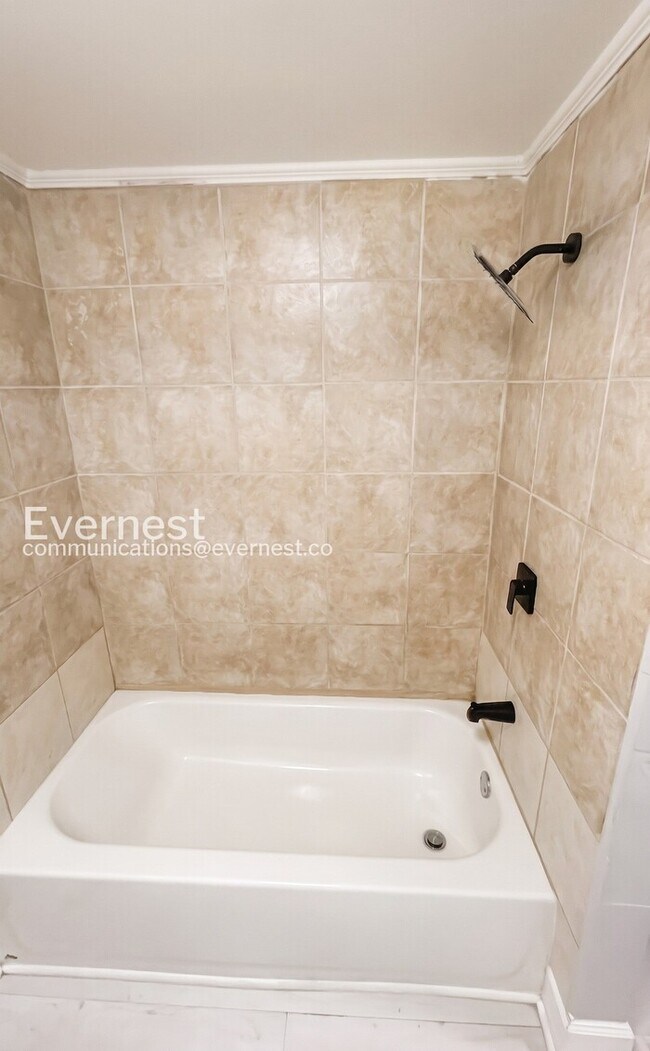 Building Photo - 2 Bed/1 Bath Home with Modern Amenities / Available Now!
