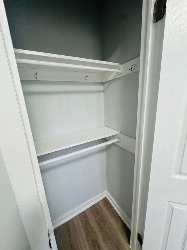 Building Photo - 946 Farson St