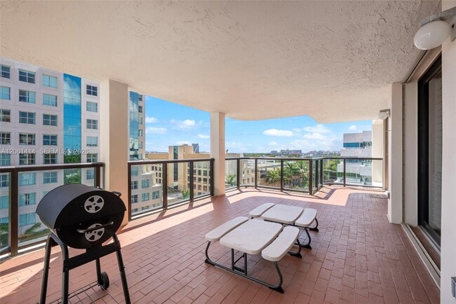 Building Photo - 2575 S Bayshore Dr