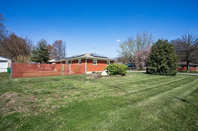 Building Photo - Welcome to this charming 3-bedroom, 2 full...