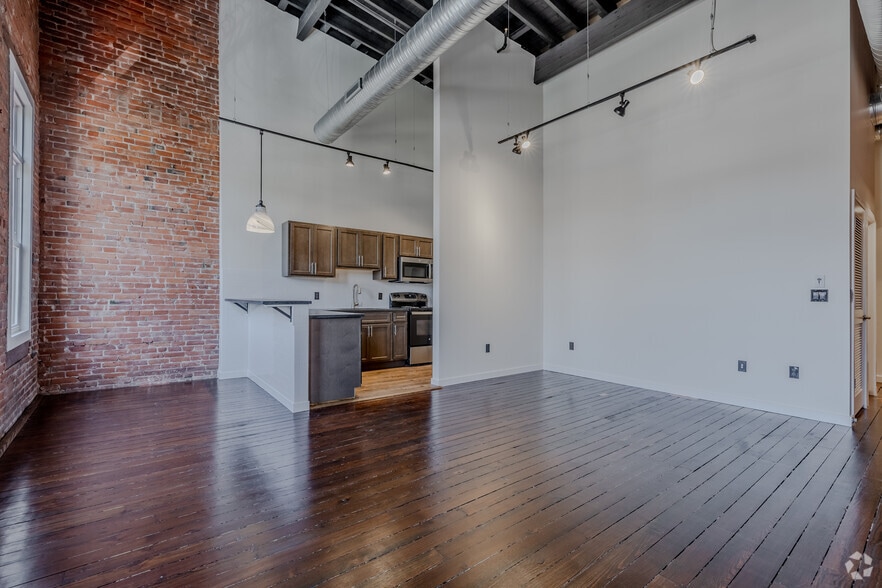 Apt I - Dining Room - 424 Main Street Luxury Apartments