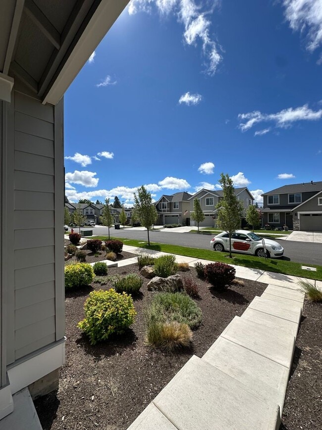 Building Photo - Gorgeous newer townhome in SE Bend!